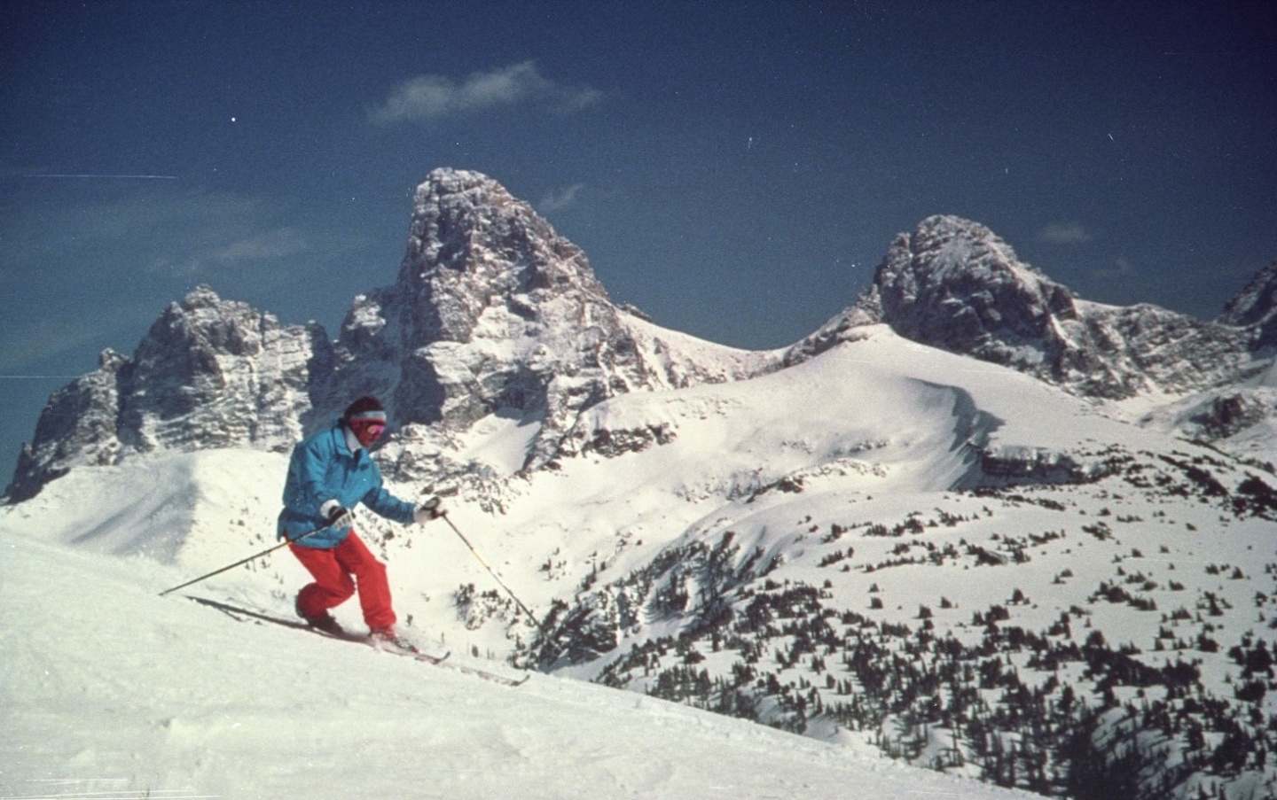 An old photo of a skier from the 80s